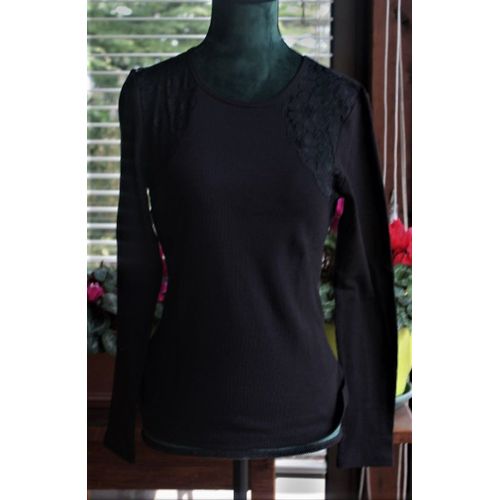 T Shirt Noir Neuf Alain Manoukian Avec Présence De Jolie Dentelle Sur Les Côtès.Taille Étiquetèe: 2.