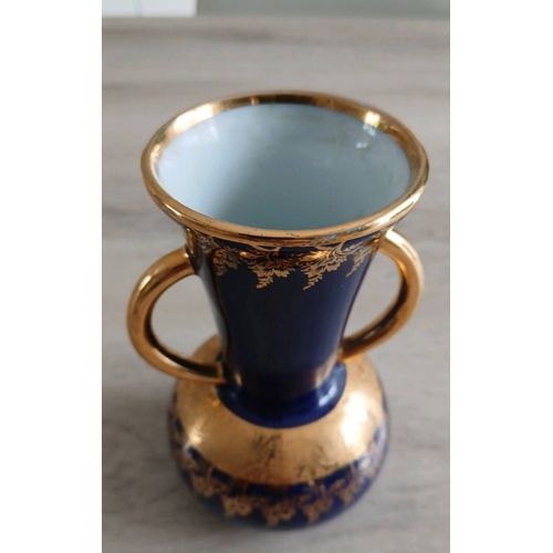 petit vase bleu et doré en porcelaine de Limoges,