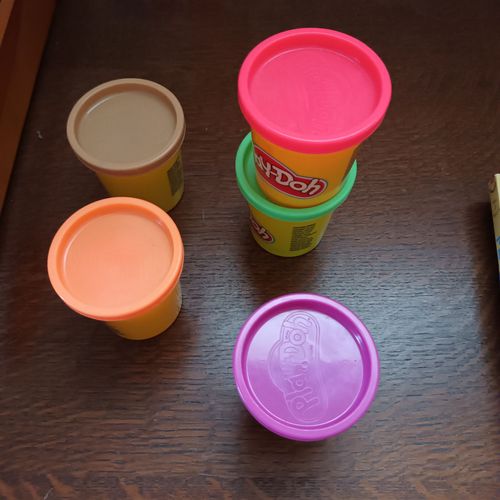 5 pots de pâte à modeler Play Doh + emporte pièces