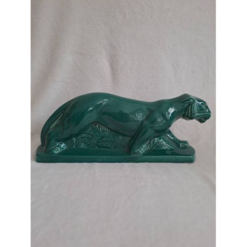 Lionne en céramique verte. 40 cm.