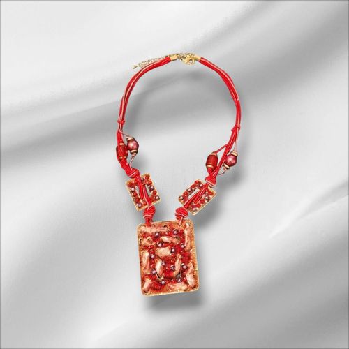 Collier Fantaisie Rouge Avec Pendentif Artistique.