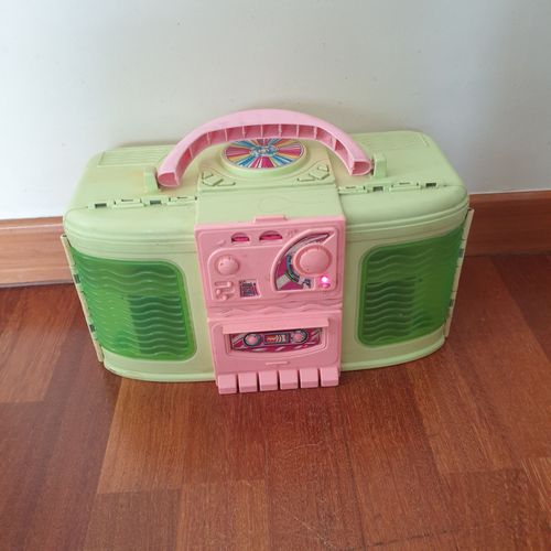Maison radioCasette Barbie Rock'n'Roll Radio House ! en très bon état, fonctionne parfaitement. La radio, le sèche cheveux également fait du bruit. vintage des années 90