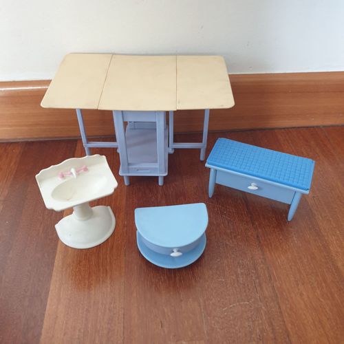 Mattel Barbie ensemble de meuble, en parfait état, année 2000, Vintage collection. 1 table pliante, 1 meuble de chevet, un meuble coffre et un lavabo.