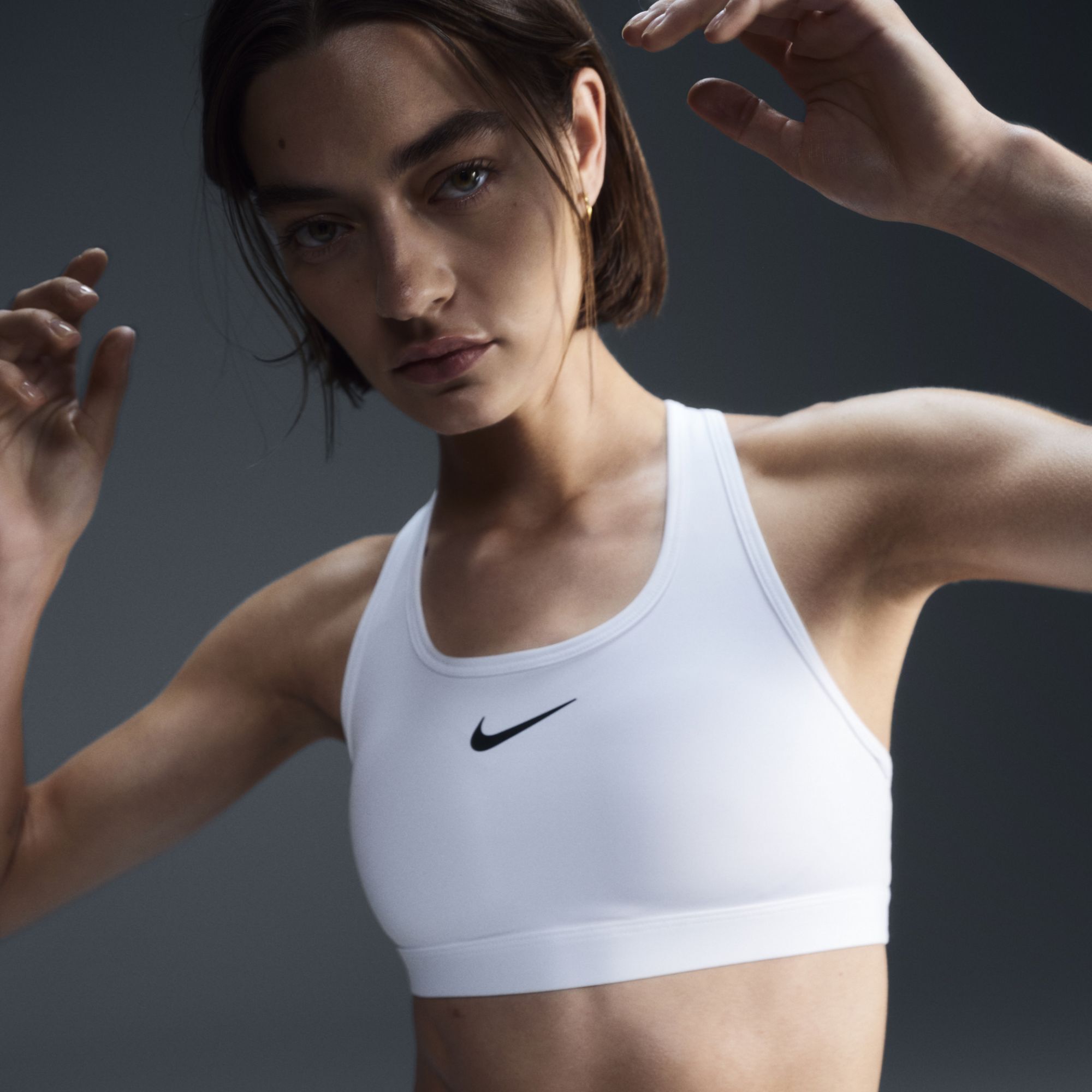 Brassi&egrave;re de sport rembourr&eacute;e Nike Swoosh &agrave; maintien normal pour