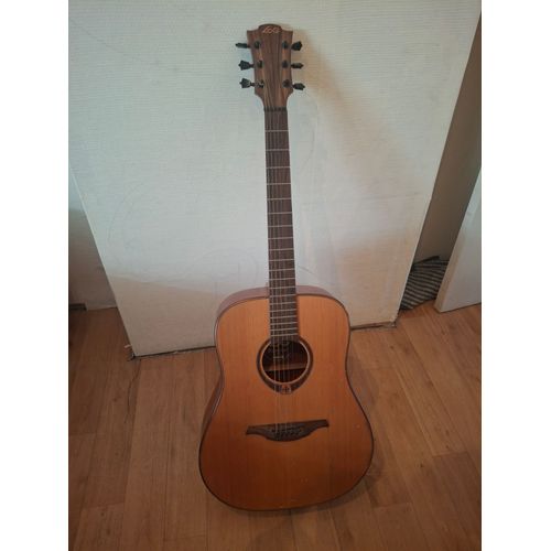 Guitare Lag T200d, En Bon État. Quelques Légers Coups Sur Le Corps Mais Rien De Grave En Soi Ou Qui Change La Sonorité De L'Instrument. Prévoir Le Changement Des Cordes. Acheté + 300 Euros.