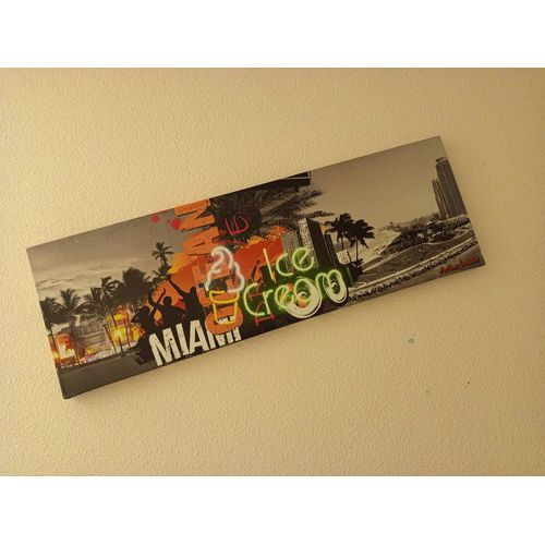 Apportez Une Touche Urbaine Et Moderne À Votre Intérieur Avec Ce Tableau Style Street Art Représentant Miami. Mélange De Photo En Noir & Blanc Et De Graffitis Colorés (Effets Néon "Ice Cream", )