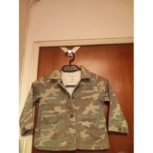 Blouson D&#39été Enfant , Col V, Manche Longues, Coloris Imprimé Camouflage Vert Kaki, Marron Zara Baby Girl, Taille /3 Ans, Fermeture 4 Pressions, Manches Pressionnées, 2 Poches Plaquées Sur Le Bas.