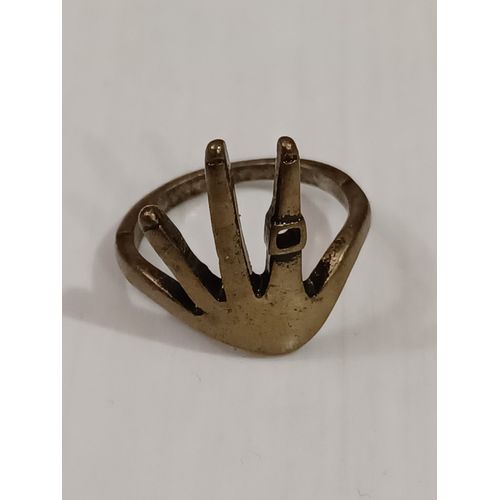 Bague Métal Doré,Main Avec Bague, Taille 17,83 Mm