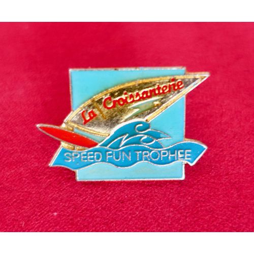 Pins Surf, Voile, Sport. Speed Fun Trophée. La Croissanterie. Pins Alimentation, Gastronomie. Signé L.T.O, Paris.