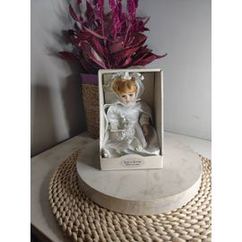 Poupée en porcelaine ancienne