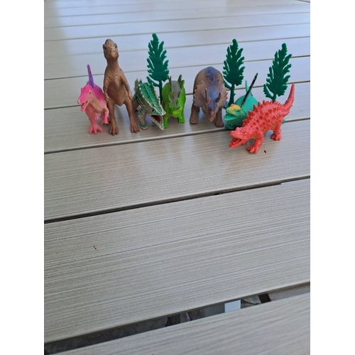 Lot de 7 dinosaures et 3 arbres