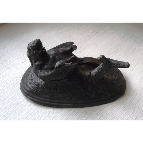 Sculpture En Régule Oiseau Blessé Époque 1900 Une Des Pattes Arrachées Est Dans Son Aile On L'Aperçoit Sur La Photo N° 5 Et N°6. Dimensions Longueur12,7 Cm Largeur 8,3 Cm Hauteur 5 Cm