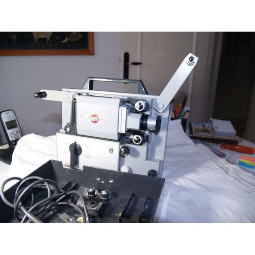 projecteur super 8 Eumig avec accessoires de montage, colleuse, lampe de rechange + écran perlé sur trépied.
