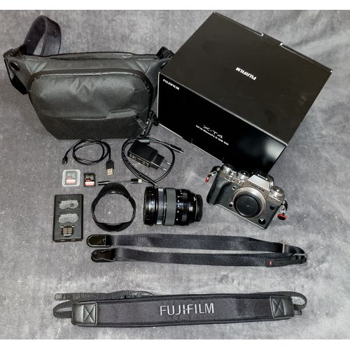 Fujifilm X-T4 26.1 mpix- APS-C - 4K / 60 pi/s - KIT COMPLET PRO - Wi-Fi, Bluetooth - argent + Objectif Fujifilm XF16-80mmF4 R OIS WR - 2xCarte SD, Sac Peak Design