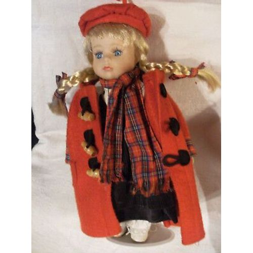 jolie poupée porcelaine - tenue hiver rouge