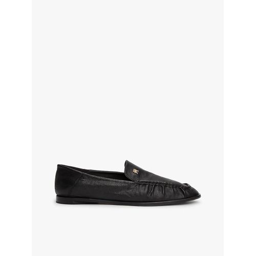 Mocassins En Cuir Plaque Monogramme Th Soft Leather Squared Toe Loafer/black