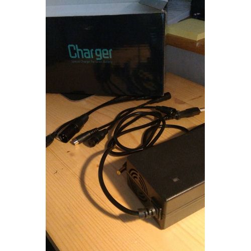 Chargeur de batterie 42 V 2 A vendu avec 3 adaptateurs