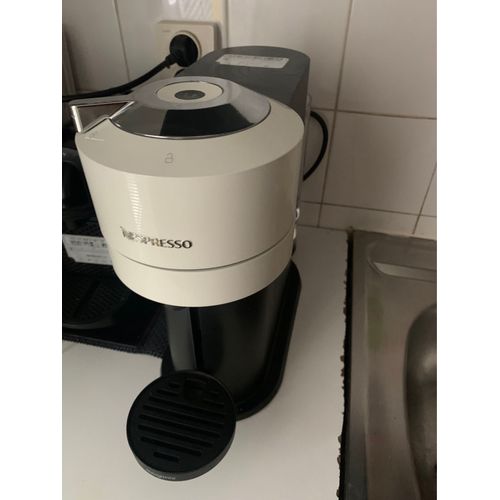Vends Nespresso verrou  utilisé seulement un mois je ne l utilise plus  cari ai une  cafetière à grain 