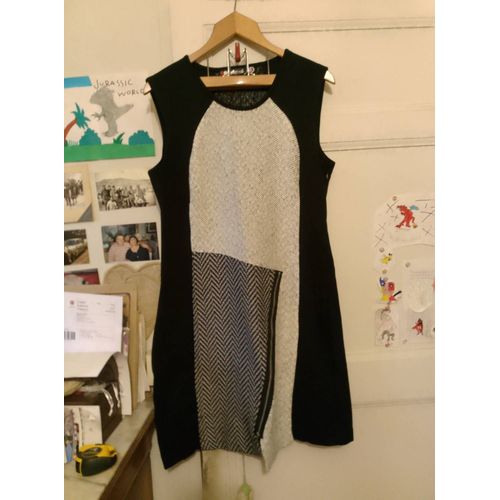 Robe Chaude Asymétrique Noire/Blanche 40 L Desigual.