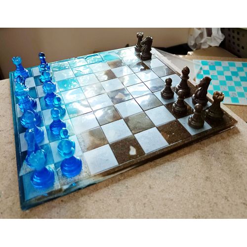 Échiquier océan, fond bleu, suivi de vague blanche, puis l'océan bleu. Décoration maison entièrement fait main en résine époxy.