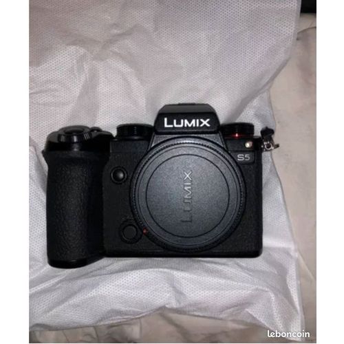 Panasonic Lumix S5 24.2 mpix + Objectif S 20-60mm f/3.5-5.6 + Accessoires