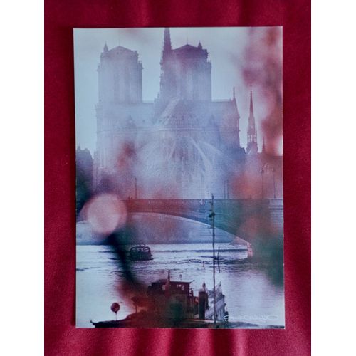 Belle Carte Postale Artistique Basilique Notre Dame, Paris. Notre-Dame Et Sa Flèche Se Baigne Dans Un Halo De Poussière Rose Et Dorée. Bateaux Seine. Photo Francisco Hidalgo. Cp Paris, France