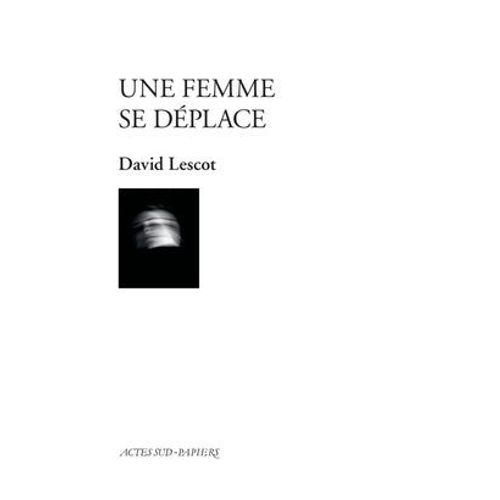 Une Femme Se Déplace