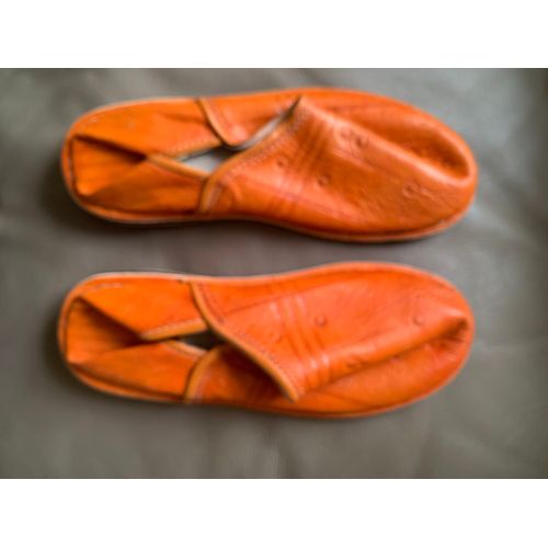 Paire De Chaussons Cuir Style Babouches.