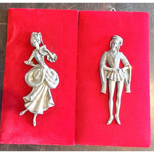 CADRES DECORATIFS SUR VELOURS ROUGE / METAL ETAIN / COUPLE HOMME/FEMMME COSTUMES ANCIENS / MULTIPLES REFLETS