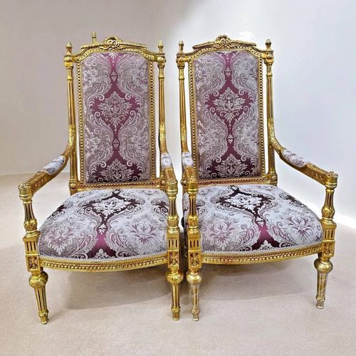 Une Paire De Fauteuils Style Louis Xv Rose & Doré Avec Motif En Bois D'Hêtre