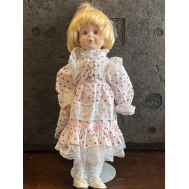 Poupée en porcelaine