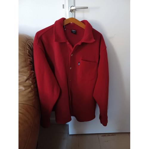 Gilet Polaire Couleur Rouge, Poché Sur La Poitrine Bon État, Fermeture Par Boutons. Convient Pour La Saison : Automne