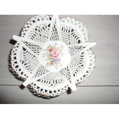 Petit panier décoratif en dentelle de porcelaine blanche