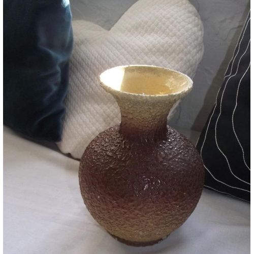Ancien vase en grès émaillé craquelé tourné main .Hauteur 18,5Cm diamètre 14,5Cm.