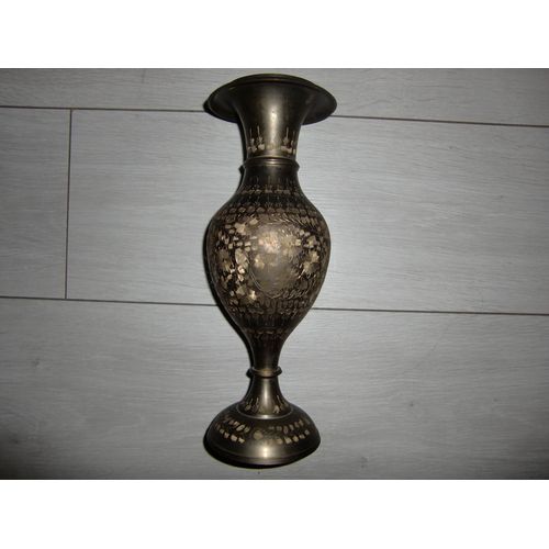Vase en bronze décoré à la main