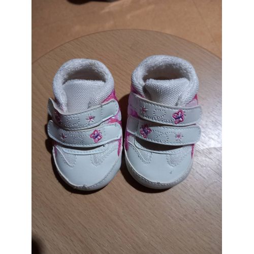 Baskets À Scratchs Bébé Fille 6/12, Coloris Blanc, Bandes Roses Sur Les Cotés Et L'Arrière, Fantaisie Papillons Et Fleurs Brodés Sur Les Scratchs, Longueur Semelle 11 Cm, Largeur Sur L'Avant 5,5 Cm.