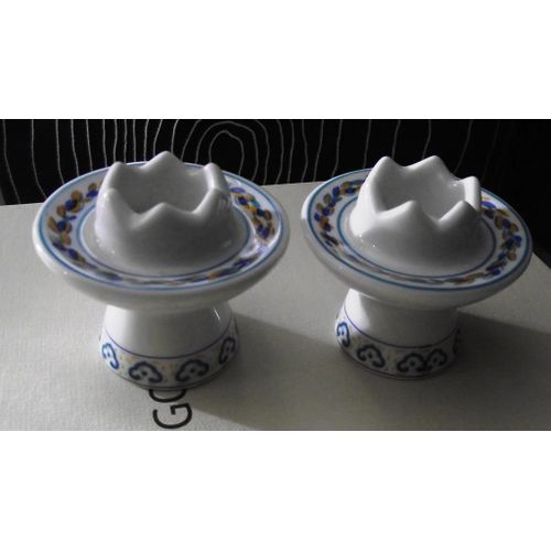 Lot De 2 Bougeoirs Neufs En Porcelaine Décor Frise .Marque Françoise Saget . Dimensions Hauteur 5 Cm Diamètre Du Socle 3,8cm Diamètre Le Plus Grand En Haut 6 Cm Diamètre Pour Bougie 2.5 Cm .