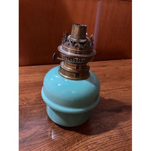 Lampe A Petrole En Porcelaine