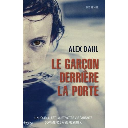 Le Garçon Derrière La Porte