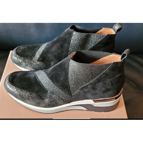 Sneakers Noires Et Brillantes 