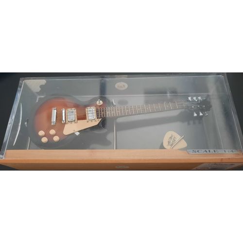 Guitarre En Miniature - Collection Harpy