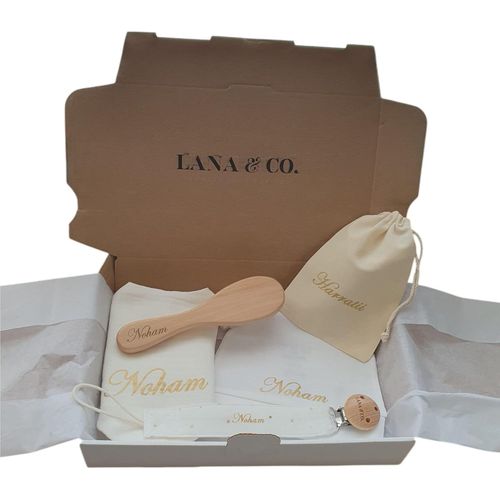 Coffret Naissance Bébé Mixte Personnalisable - Kit Nouveau-Né Avec Pochette Cordon Coton 10x15cm, Attache Tétine, Bavoir, Bonnet Et En Poils Naturels - Cadeau Pour Fille Ou Garçon (Blanc)