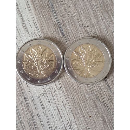 Vends 2 Pièces De Valeur De 2 Euros Chacune Arbre De Viel De 2023 En Bon État.