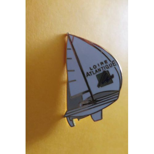 Insigne + Pin's Loire Atlantique , Voilier/Med23a
