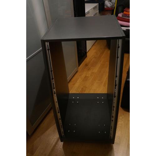 VENDS THON RACK 5002 Black : 19'' DE 21U avec roulettes de fly-case / Très solide et très bon état. Matériau : Contreplaqué de 19 mm d’épaisseur recouvert de graphite noir.