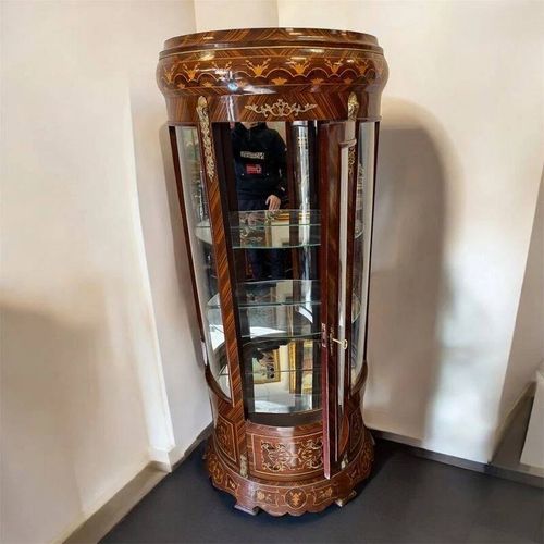 Une Grande Vitrine Louis Xv En Bois De Hêtre Sculpté Et Bronze Avec Motifs