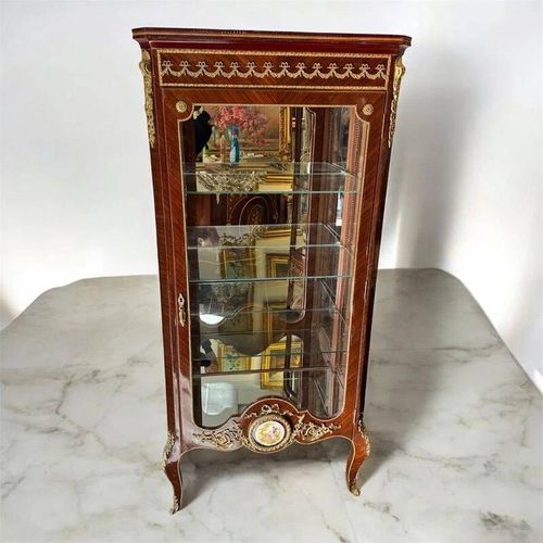 Une Vitrine Louis Xv En Bois De Hêtre Sculpté Et Bronze, Avec Motifs Élégants
