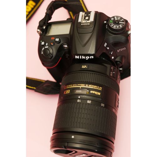 NIKON D7200 24.2 Mpix + Objectif AF-S 18-300MM F3.5-6.3G ED VR DX lens - Noir