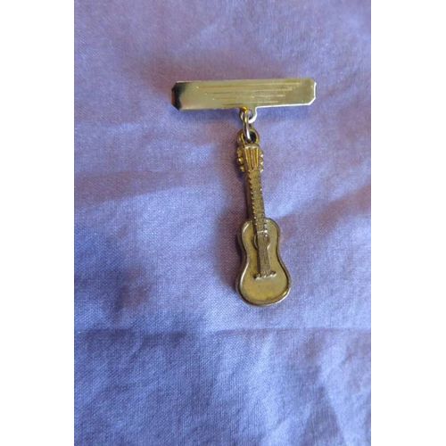 Ancienne Broche Bébé Avec Guitare