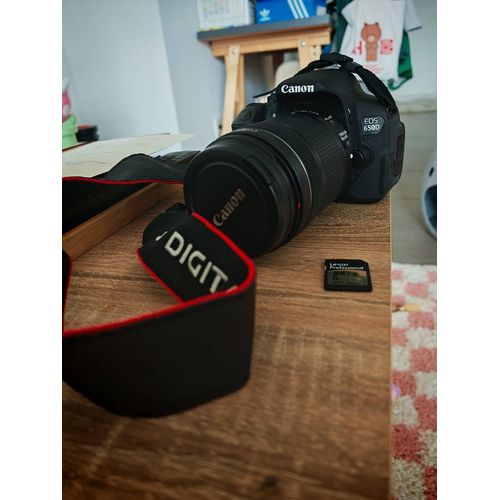 Canon EOS 650D 18 mpix + carte SD 8GB + Sac de rangement original + chargeur + lentille UV